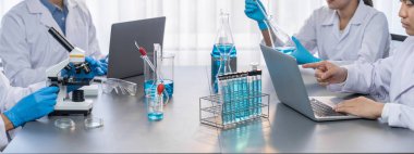 Kendini adamış bir grup bilim adamı tıbbi laboratuvarda kimyasal deneyler ve araştırmalar yaparak yeni aşı ilacı veya antibiyotik için çığır açan gelişmeler gerçekleştiriyor ve laptopta test sonuçları üzerinde çalışıyorlar. Neoterik