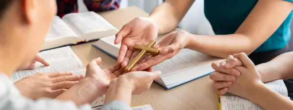 Крупным Планом Женщины Молятся Доставить Священную Книгу Библии Святой Крест — стоковое фото