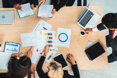İş adamları grup toplantısı ofiste yukarıdan çekildi. İş kadınları, iş adamları ve ofis çalışanları toplantı masasında proje planlama belgeleriyle takım konferansında çalışıyorlar. Jivy