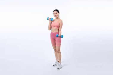 Güçlü enerjik kadın halter kaldırma egzersizi yapıyor izole arka planda. Genç atletik Asyalı kadın dayanıklılığı ve dayanıklılık eğitimi rutin vücut egzersizi..