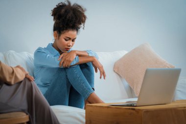 Travma sonrası stres bozukluğu olan üzgün bir kadın psikoloğu, depresyon ya da kalp yetmezliğinden sonra üzüntülü bir ruh sağlığı terapisi görüyor. Hayal kırıklığına uğramış genç bir kadın klinikteki duygular hakkında bir psikologla konuşuyor.