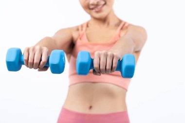 Güçlü enerjik kadın halter kaldırma egzersizi yapıyor izole arka planda. Genç atletik Asyalı kadın dayanıklılığı ve dayanıklılık eğitimi rutin vücut egzersizi..