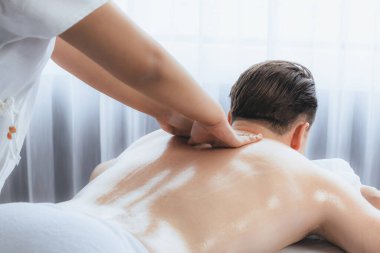 Kafkas erkek müşteri stres önleyici spa masajının keyfini çıkarıyor ve lüks otel veya oteldeki gündüz açık hava ortamında güzellik derisi eğlencesi ile şımartıyor. Sessiz.