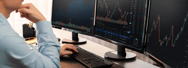 Investidor Negociação Ações Monitorando Gráfico Dados Financeiros Dinâmicos Para Comércio — Fotografia de Stock