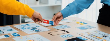 Mobil uygulama ya da web sitesi için kullanıcı arayüzü prototipi planlayan yeni başlayan şirket çalışanlarının panorama pankartı. UX UI tasarımcı beyin fırtınası kullanıcı dostu arayüz planı. Sinerjik