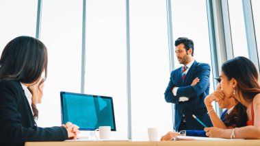 Konferans odasındaki iş adamları yeşil ekran krom anahtar televizyonlu ya da ofis masasında bilgisayar olan kişiler. Çeşitli iş adamları ve iş kadınları video konferansında görüşüyorlar. Jivy