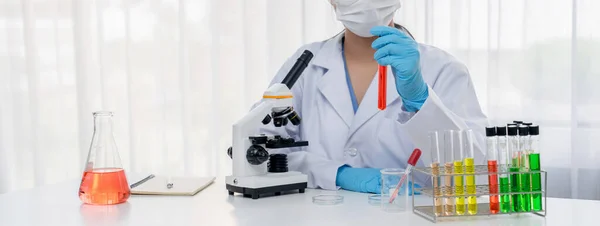 Investigador Laboratorio Desarrollar Nueva Medicina Cura Utilizando Colorido Líquido Químico — Foto de Stock