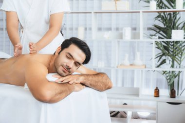 Kafkas erkek müşteri stres önleyici spa masajının keyfini çıkarıyor ve lüks otel veya oteldeki gündüz açık hava ortamında güzellik derisi eğlencesi ile şımartıyor. Sessiz.