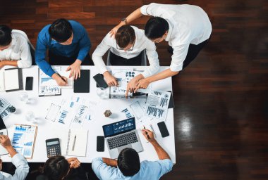 Üst düzey analist ekibi toplantı odasındaki mali verileri analiz etmek için BI Fintech 'i kullanıyor. İş anlayışı ve stratejik pazarlama planlaması için kağıt üzerinde analitik BI gösterge paneli. Tedbirli