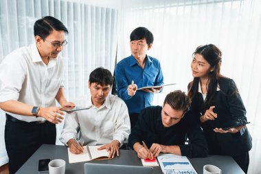 Bir grup farklı ofis çalışanı şirket ofis odasında stratejik iş pazarlama planlamasında birlikte çalışıyor. İş yeri konseptinde pozitif takım çalışması. Tedbirli