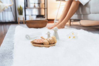 Panorama üstteki kadın lüks spa salonunda mutlu bir ayak masajı yaparken, masör de hafif gündüz atmosfer tesisinde veya otel ayak spasında refleksoloji terapisi uyguluyor. Sessiz.