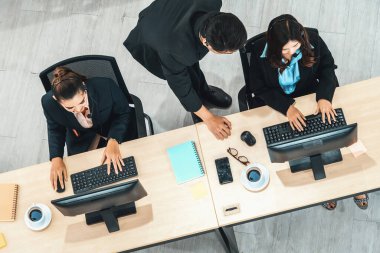 Ofiste bilgisayar başında çalışan, kulaklık takan iş adamları. Jivy