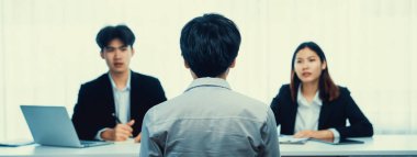 Aday, ofis masasında insan kaynakları müdürüyle iş görüşmesi yapıyor ve boş işe alma pozisyonunu doldurmak için konuşmacı arıyor. Profesyonel İK uzmanı görüşme adayı .