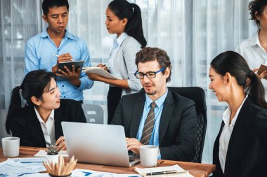 Modern ofis ortamında çalışan çeşitli etnik gruplardan çeşitli iş adamları. Üretken ve çok ırklı ofis çalışanları stratejik ticari pazarlama konusunda tartışmaya giriştiler. Çok titiz.