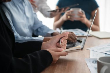 Sekreter, toplantı odasında görüşen bir grup çok ırklı iş adamıyla şirket toplantısında defterine not alıyor. Modern ofiste profesyonel toplantılarda çeşitlilik. Uyum