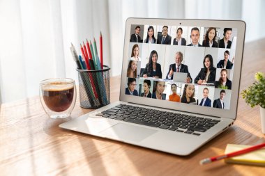 İş dünyasından iş adamlarının modern sanal grup toplantısı için video konferansındaki iş adamları