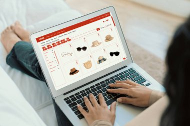 İnternet pazarından alışveriş yapan kadın modern yaşam tarzı için satış malzemeleri arıyor ve önemli siber güvenlik yazılımları tarafından korunan cüzdandan çevrimiçi ödeme için kredi kartı kullanıyor