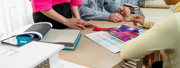 室内设计团队向项目经理展示了色彩选择 并在会议桌上提供了色彩表和建筑模型 创造性的工作和设计概念 专心在手上 — 图库照片