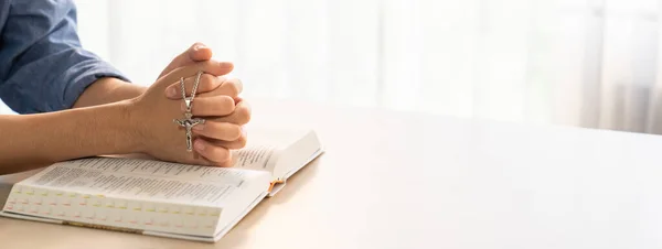 Азиатский Мужчина Сложил Руку Молясь Священной Библейской Книге Держа Распятие — стоковое фото