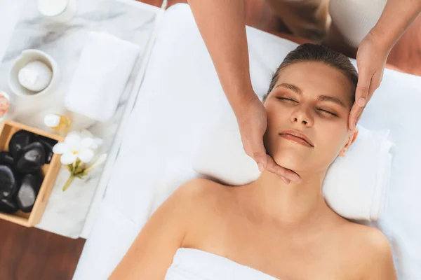 Panorama Vista Superior Mulher Desfrutando Relaxante Stress Massagem Cabeça Mimos — Fotografia de Stock