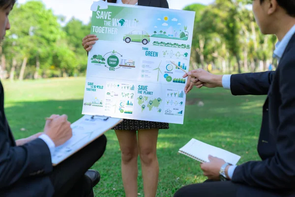 亚洲商人小组提出了绿色未来的环境友好型发展计划和可持续技术项目 并在自然保护区建立了室外生态商务办公室 — 图库照片