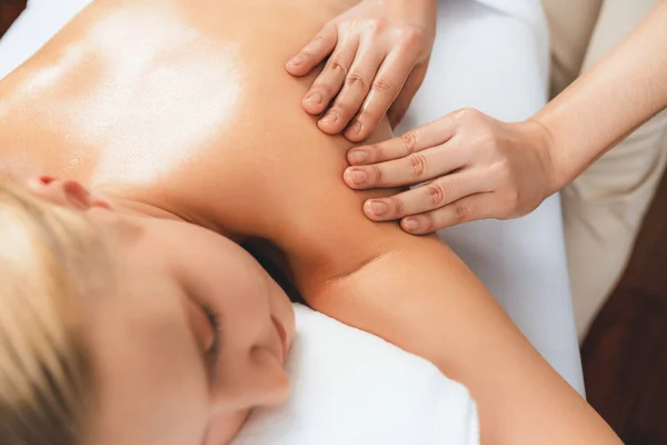 Grosse Cliente Profitant Massage Spa Relaxant Stress Dorlotant Avec Des — Photo