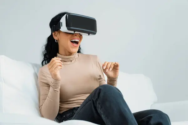 Giovane Donna Che Utilizza Realtà Virtuale Occhiali Casa Esperienza Shopping — Foto Stock