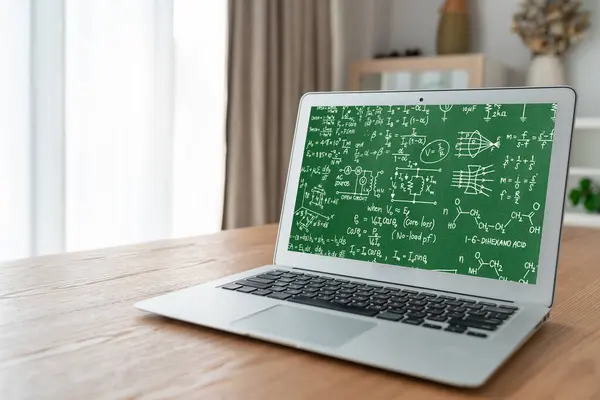 科学と教育の概念を示すコンピュータ画面上の数学方程式とモード式 — ストック写真