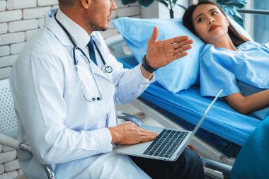 Profesyonel üniformalı doktor hastanedeki ya da klinikteki hastayı muayene ediyor. Sağlık, tıbbi ve doktor servis konsepti. Jivy