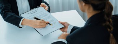 Şirket avukatının ya da hukuk bürosundaki avukat servisinin yardımıyla balyayla ilgili sözleşme imzalama belgesi. İşletme yatırımı ve yasal işlemlerin tamamlanması. Kurnaz.