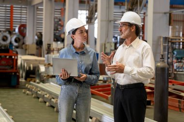 Fabrika müdürü ya da yöneticisi metal fabrikası turuna çıkıyor ve mühendislik denetçisi olarak ağır çelik endüstriyel makine gösterisi liderlik kalitesini denetliyor. Örnek gösteriliyor