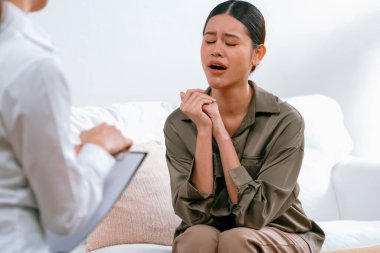 Ruh sağlığı için psikolog, depresyon ya da yaşam başarısızlığından sonra keder tedavisi gören üzgün bir kadın. Hayal kırıklığına uğramış genç bir kadın ofisteki duygular hakkında bir psikologla konuşuyor.