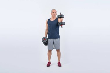 Vücut uzunluğundaki çekim aktif ve sportif son sınıf öğrencisi halter kaldırırken izole arka planda ağırlık çalışması yapıyor. Emekliler için sağlıklı aktif fizik ve vücut bakımı yaşam tarzı. Etki