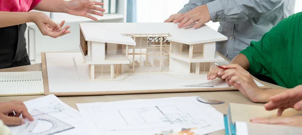 家の設計および適切な内部材料について議論する専門の建築家チーム インテリアデザイナーがミーティングルームでインテリア素材をブレインストーミング ヴァリーゲート — ストック写真