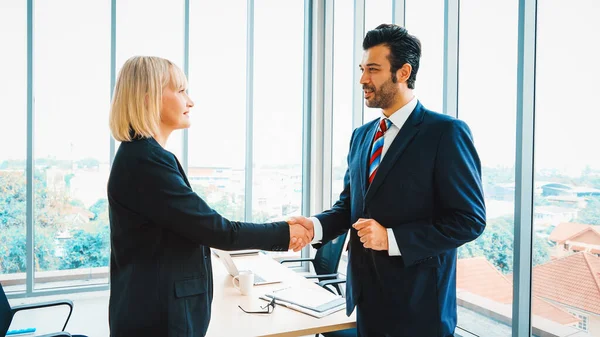 商界人士在公司办公室握手 就财务交易合同显示出专业的共识 Jivy — 图库照片
