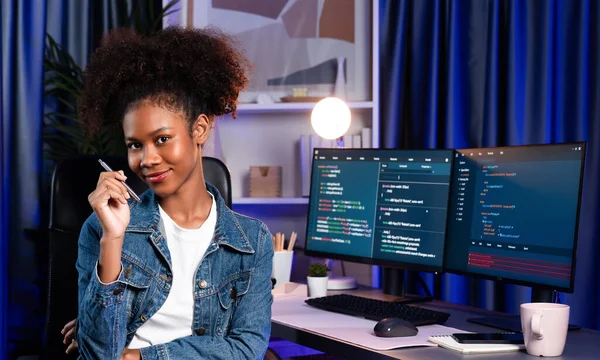 Unge Afrikanere Med Jeansskjorte Utvikler Som Presenterer Program Dataskjermer Som – stockfoto