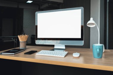 Tasarım için boş bilgisayar monitörü modern küçük ofis içi ya da ev içi ofislerde şablon oluşturur. Yaratıcı meslekler için şık bir iş yeri. Jivy