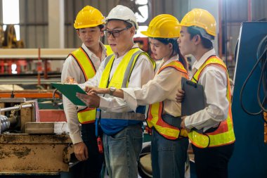 Fabrika ustabaşı ya da denetçisi olan bir grup mühendis eğitim programını denetliyor ya da ağır sanayi fabrikalarındaki metal üretim makinelerinde güvenlik teftişi yapıyor. Örnek gösteriliyor
