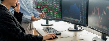 Not defterine veri analizi yazarken, profesyonel bir tüccarın finansal büyüme grafiğini gösteren yakın plan görüntüsü. İş finansmanı ve borsa yatırım konsepti. Filizlenen.