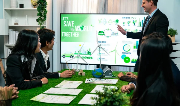 İş adamı lider, CO2 emisyonunu azaltmak ve yenilenebilir alternatif enerji teknolojisiyle daha yeşil bir gelecek için sürdürülebilir ekoloji oluşturmak amacıyla çevre dostu uygulamalar hakkında sunum yaptı. Antika