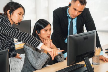 Kulaklık takan iş adamları ofiste çalışırken mutsuz hissediyorlar. Negatif üzüntü duygusu konsepti çağrı merkezi, tele pazarlama ve finansal ekonomideki müşteri destek krizi çöküşü. Jivy