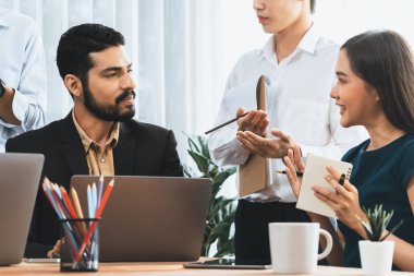 Profesyonel Asyalı çalışanlar, şirket ofisinde takım olarak çalışarak iş planları ve bilgisayarla başarılı olmak için verileri tartışırlar. Modern ofis çalışanı takım çalışması konsepti. Uyum
