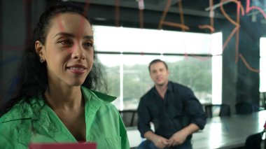 Erkek beyaz yatırımcı sunumu dinlerken zeki iş kadını lider yaratıcı iş fikri yazıyor. İş adamları iş ekibi toplantısında proje hakkında tartışırlar. - Yakın çekim. Yönlendirici.