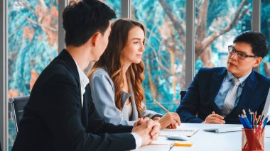 Zeki iş adamı ve iş kadını modern ofis içinde grup toplantılarında konuşuyorlar. İş ortaklığı stratejik planlama ve iş arkadaşlarının beyin fırtınası. Jivy