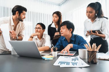 Veri analistleri ofis çalışanlarından oluşan bir ekip, mali, trend ve pazarlama verilerini analiz etmek için iş istihbaratı BI gösterge paneli üzerinde işbirliği yapmaktadır. BI yazılım kullanım sürücüsü iş başarısı. Tedbirli