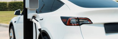 Şehrin ticari bölgesinde ya da alışveriş merkezinde EV elektrikli araba şarj bataryası. Sürdürülebilir ve çevre dostu seyahatler için yenilenebilir otomobil için alternatif enerji teknolojisi. Panorama Çıkarı