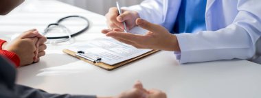 Çift, kısmen hamilelik planlaması için hastanede jinekologla doğum danışmanlığına gidiyor. Sevgi dolu karı koca doktor randevusunda birbirlerine destek oluyorlar. Panorama Katı