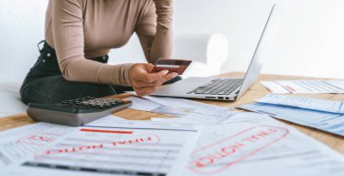 Stresli genç bayanın kredi kartı borçlarıyla ilgili mali sorunları var. Kötü kişisel para ve ipotek yönetimi krizi kavramının önemli bir göstergesi..