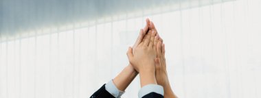 Ofis çalışanlarının el ele dizilmesi başarılı bir iş ortaklığı grubunu ve panoramik pankartta kamu işyerinde güçlü bir birlik takım çalışmasını sembolize ediyor. Kurnaz.