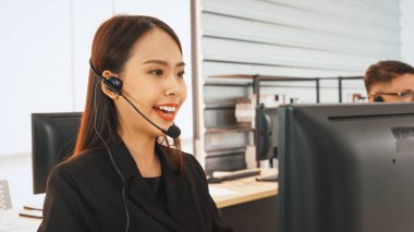 Ofiste çalışan kulaklık takan işadamları uzak müşteri ya da meslektaşlarını desteklemek için çalışıyorlar. Çağrı merkezi, tele pazarlama, müşteri destek acentesi telefon görüşmesinde hizmet sağlıyor. Jivy